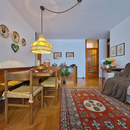 Daire Homeby, Casa Adele